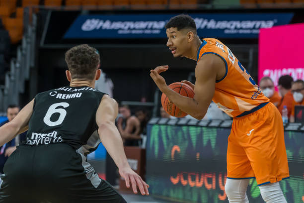 以一个出人 以一个出人